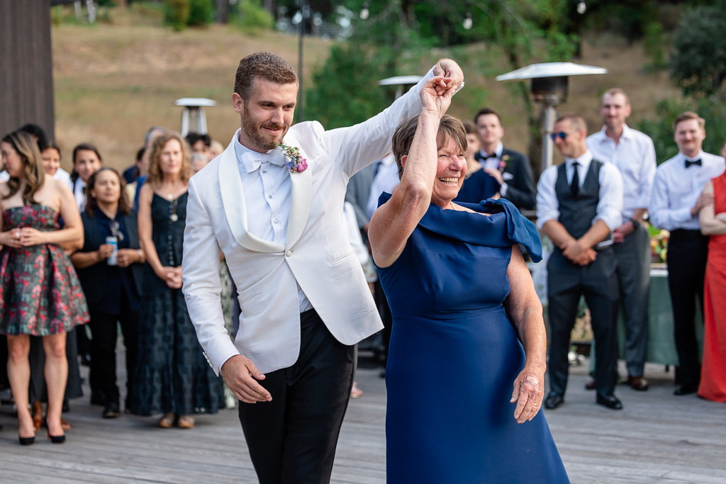 groom and his mom sharing a special dance