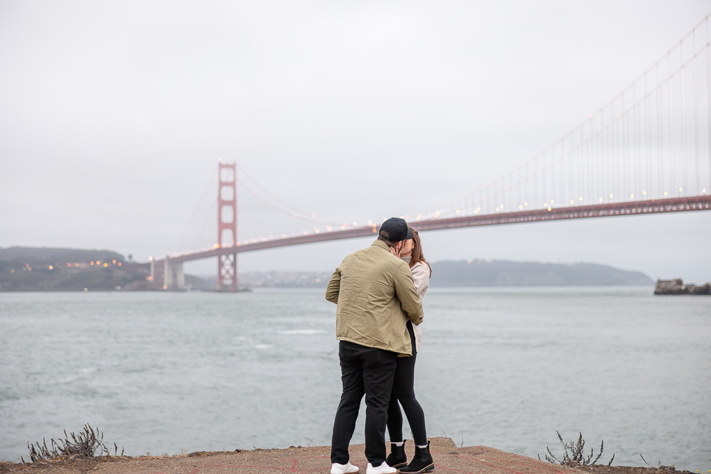 couple kissing at the Golden Gate Bridge